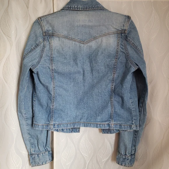 A&F Lightwash Denim Jean Jacket - Picture 2 of 9